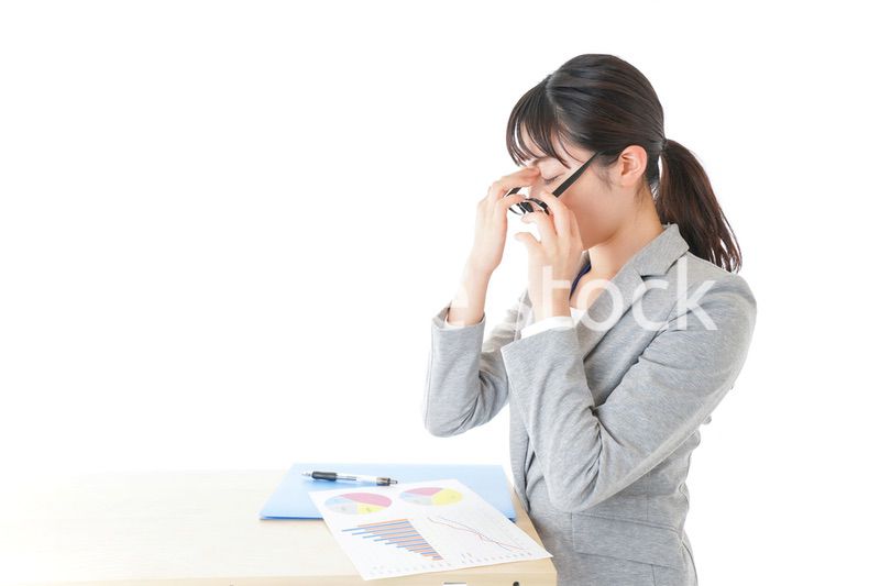 オフィスで働く若いビジネスウーマン