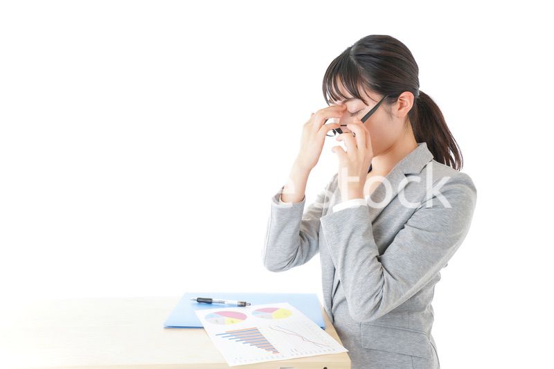 オフィスで働く若いビジネスウーマン