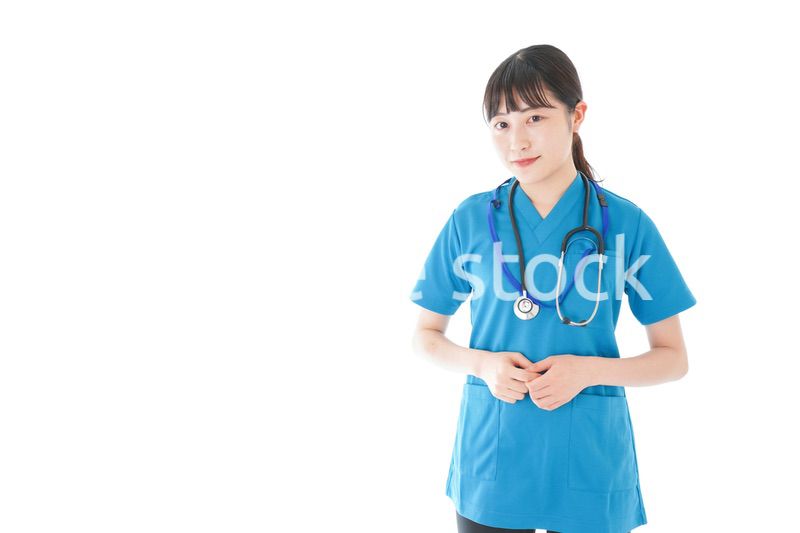 笑顔の若い女性看護師