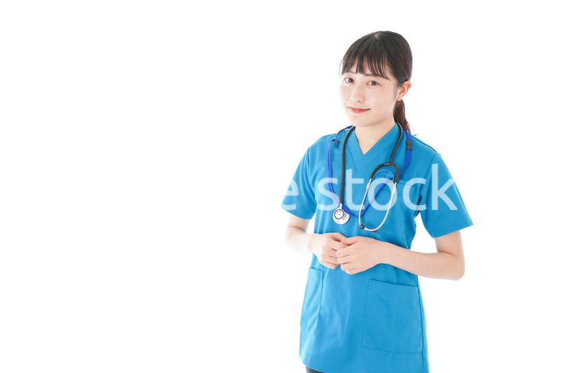 笑顔の若い女性看護師