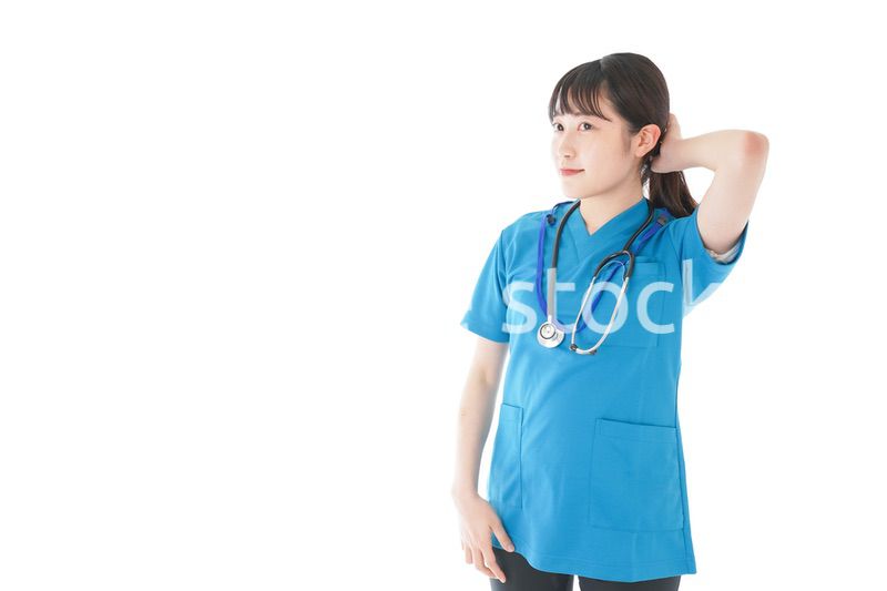 笑顔の若い女性看護師