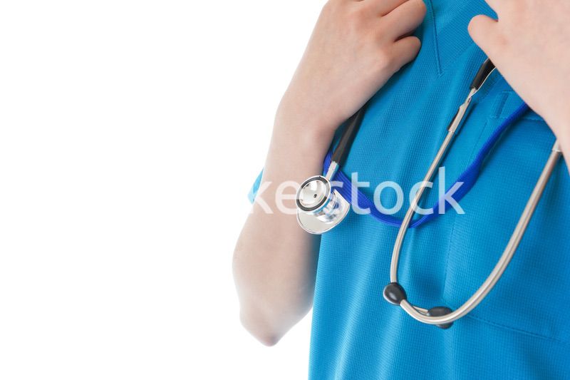 笑顔の若い女性看護師