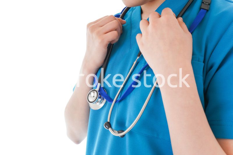 笑顔の若い女性看護師