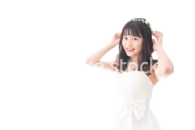 ドレスを着た笑顔の花嫁