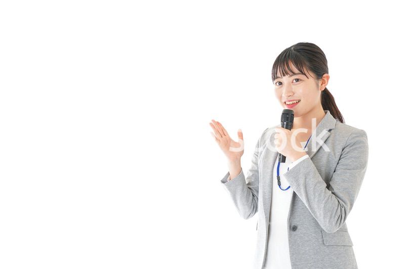 プレゼンをするビジネスウーマン