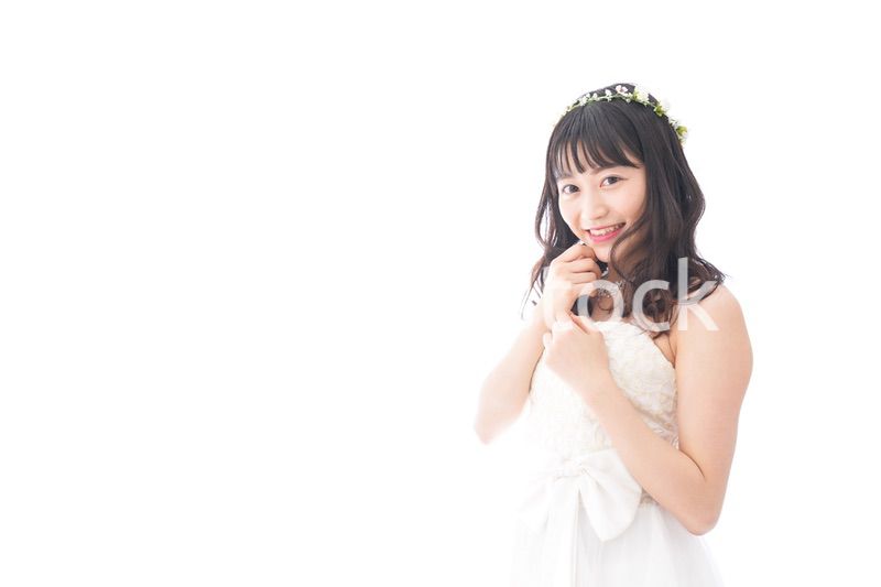 ドレスを着た笑顔の花嫁