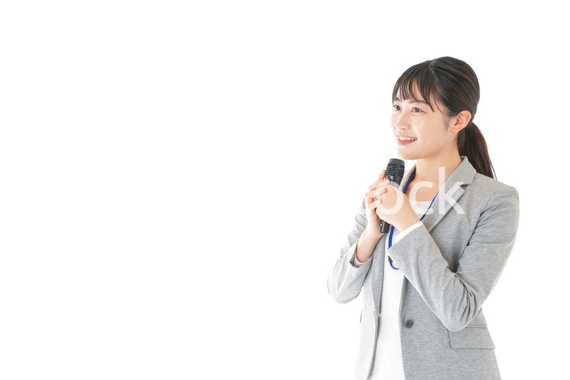 プレゼンをするビジネスウーマン