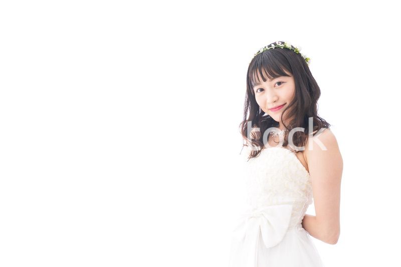 ドレスを着た笑顔の花嫁