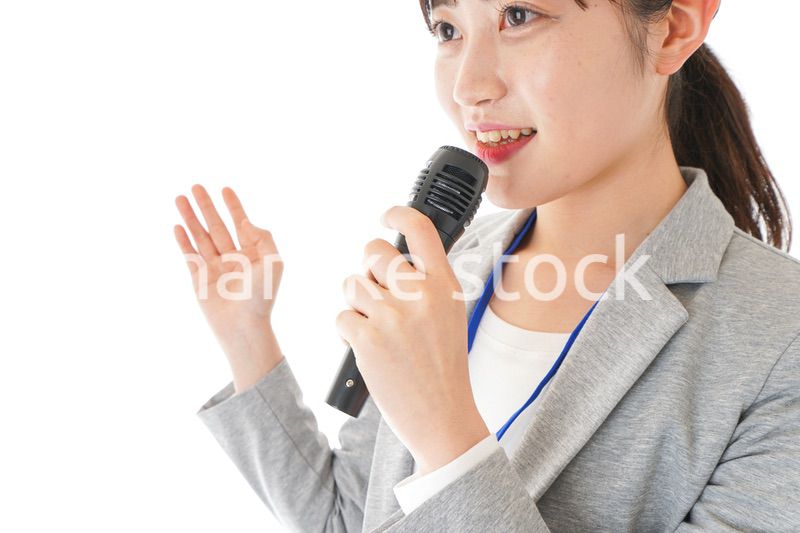 プレゼンをするビジネスウーマン