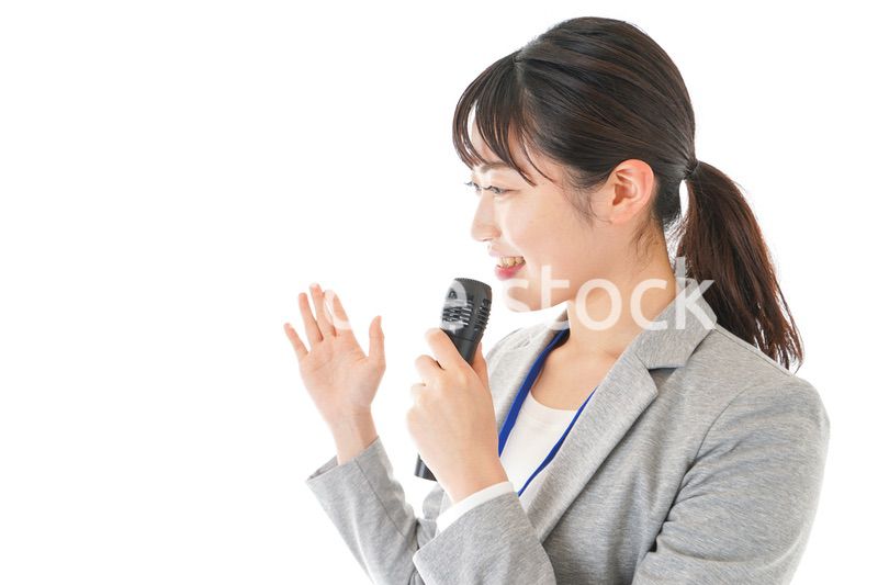 プレゼンをするビジネスウーマン