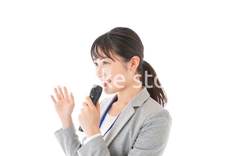 プレゼンをするビジネスウーマン