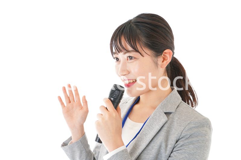 プレゼンをするビジネスウーマン