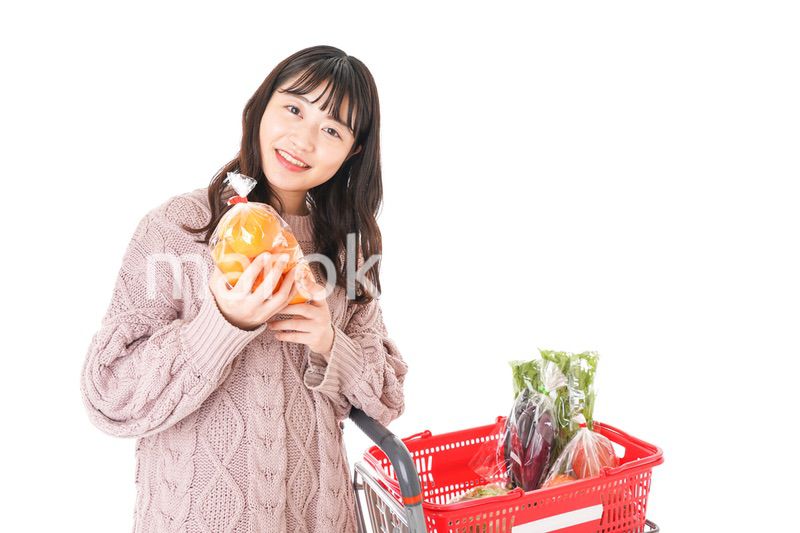 スーパーで買い物をする若い女性