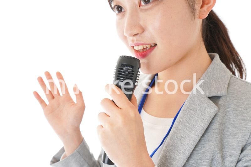 プレゼンをするビジネスウーマン