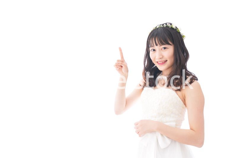 紹介をするドレス姿の花嫁