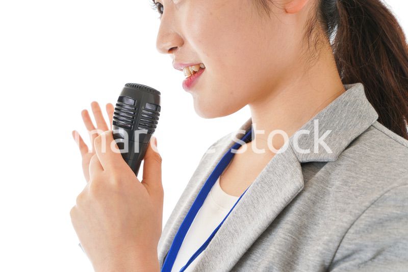 プレゼンをするビジネスウーマン