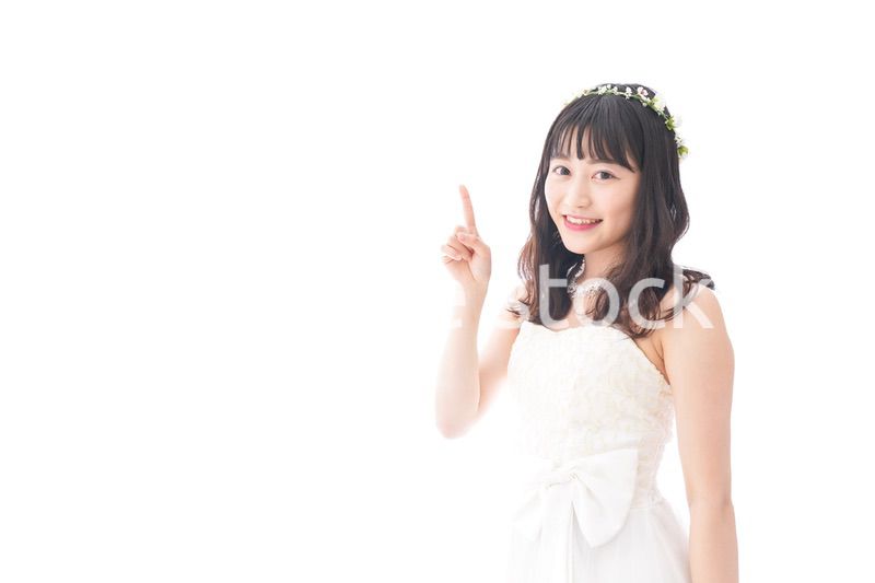 紹介をするドレス姿の花嫁