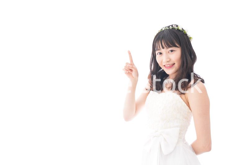 紹介をするドレス姿の花嫁