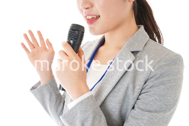 プレゼンをするビジネスウーマン