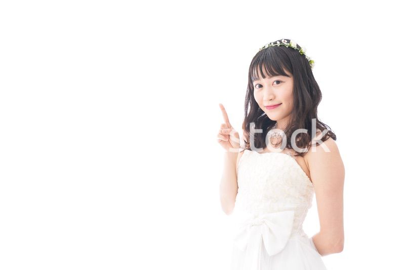 紹介をするドレス姿の花嫁