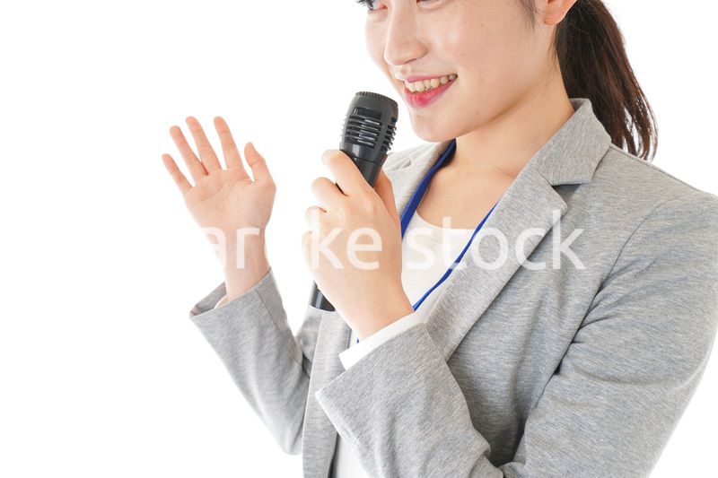 プレゼンをするビジネスウーマン