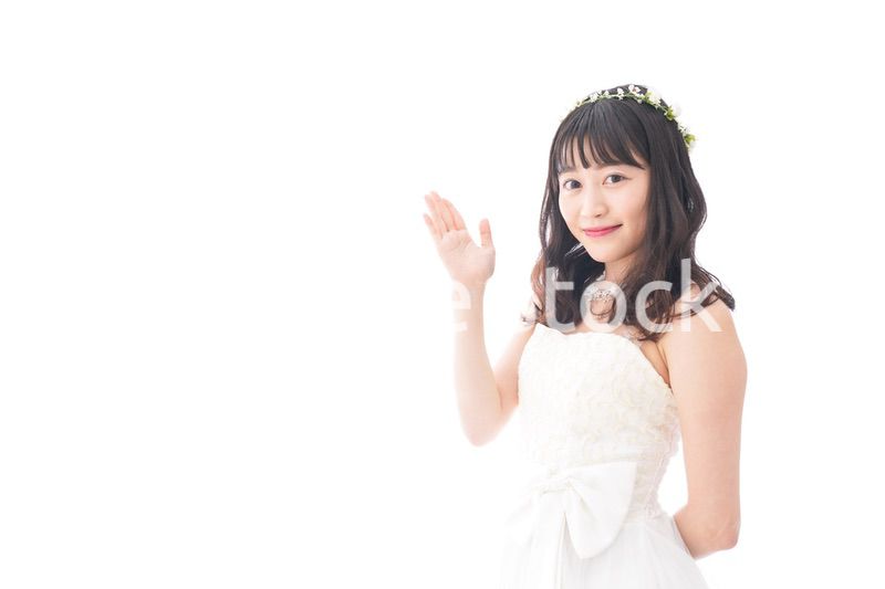 紹介をするドレス姿の花嫁