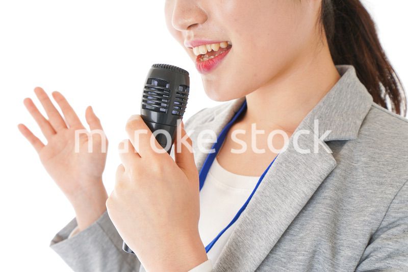 プレゼンをするビジネスウーマン