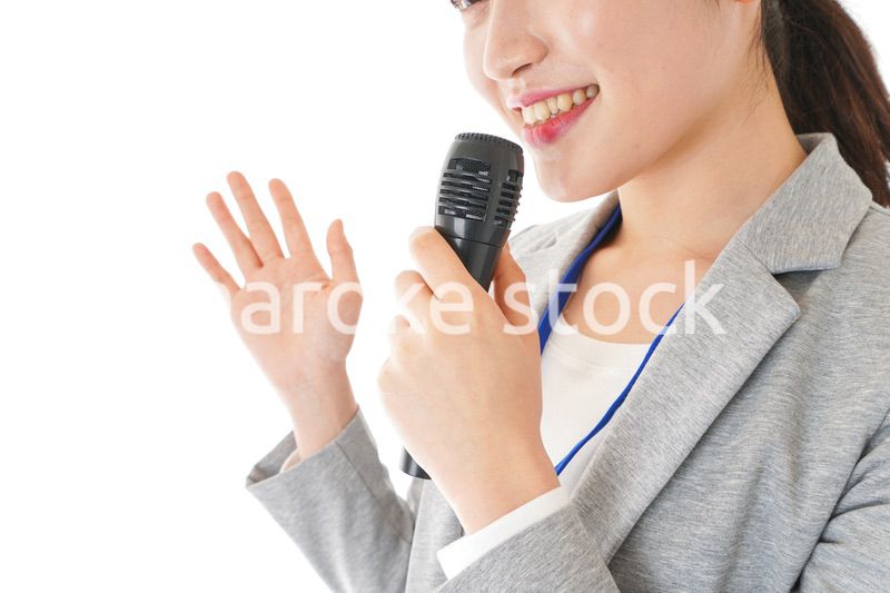 プレゼンをするビジネスウーマン