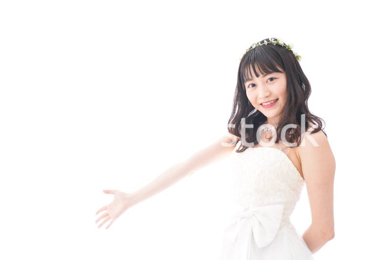 紹介をするドレス姿の花嫁