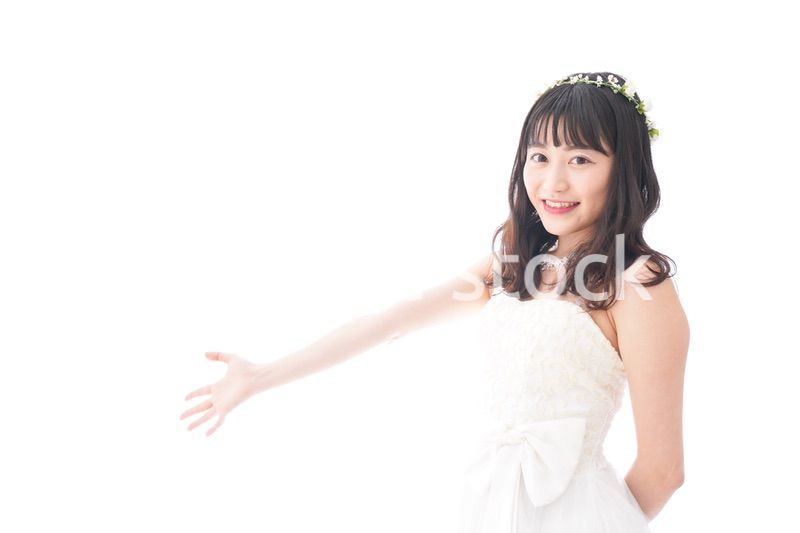 紹介をするドレス姿の花嫁