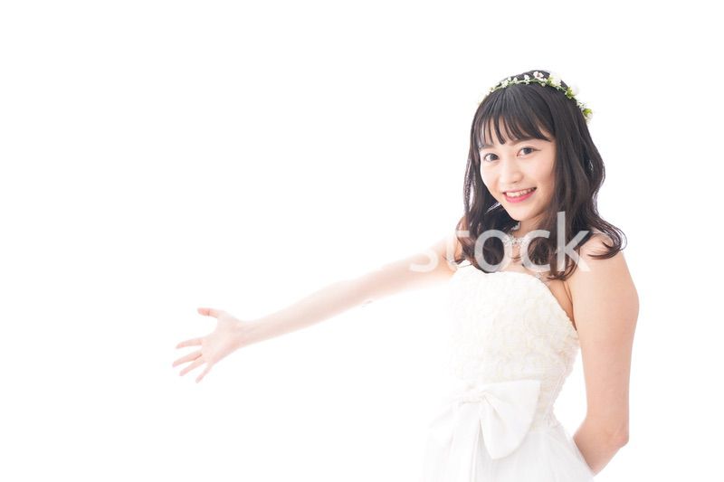 紹介をするドレス姿の花嫁