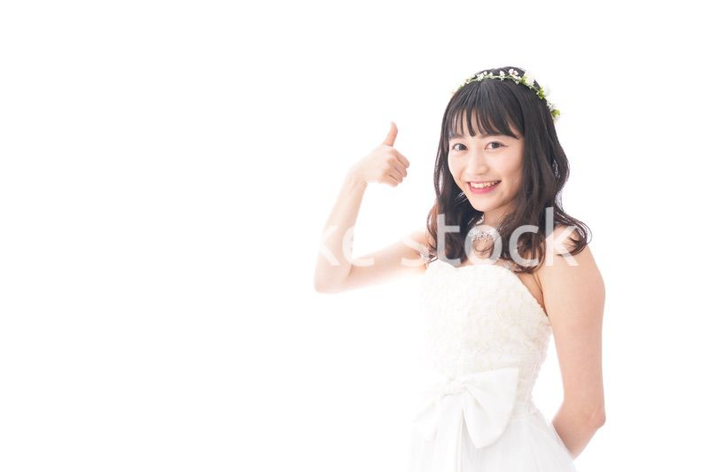 OKサインをするドレス姿の花嫁