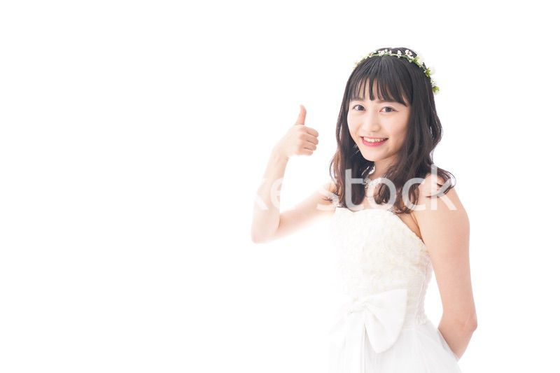 OKサインをするドレス姿の花嫁