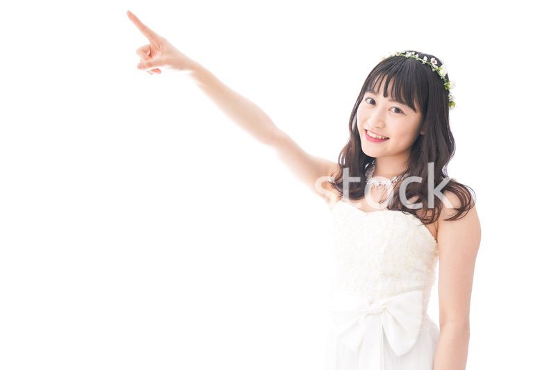 将来を指差すドレス姿の花嫁