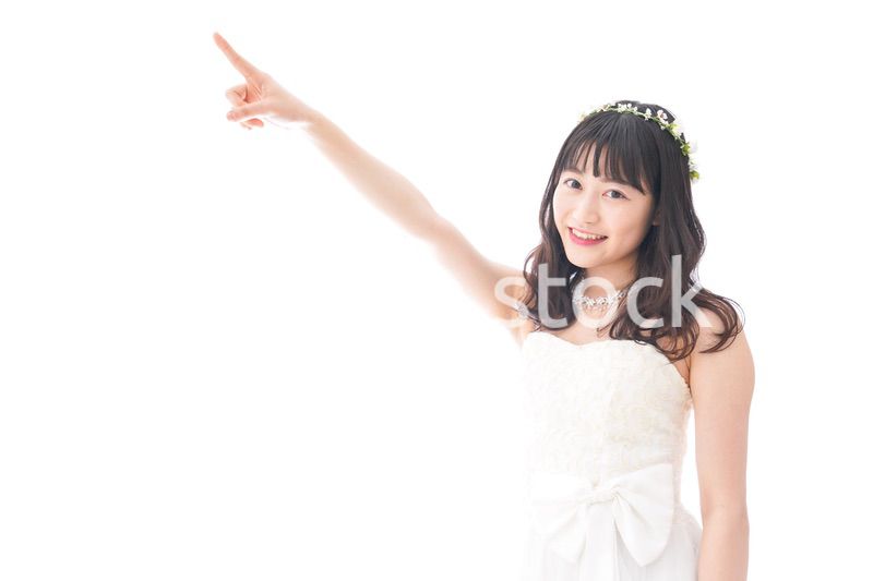 将来を指差すドレス姿の花嫁