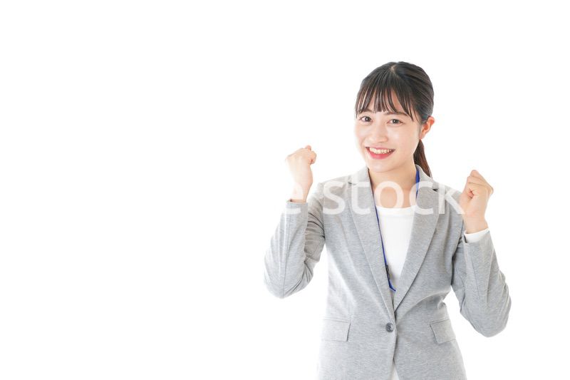 ガッツポーズをする若いキャリアウーマン