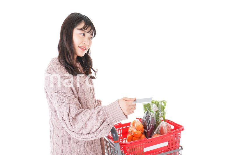 スーパーでキャッシュレス決済をする若い女性