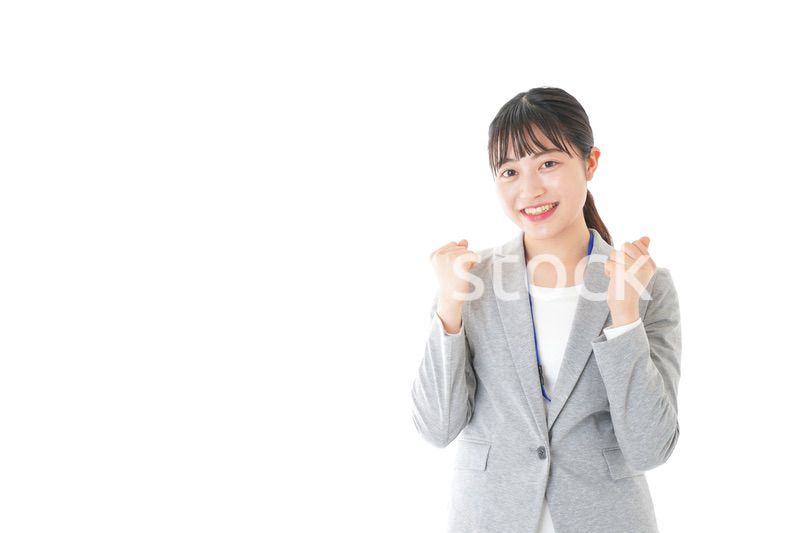ガッツポーズをする若いキャリアウーマン