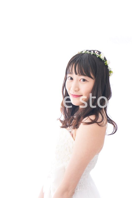 ドレスを着た笑顔の花嫁