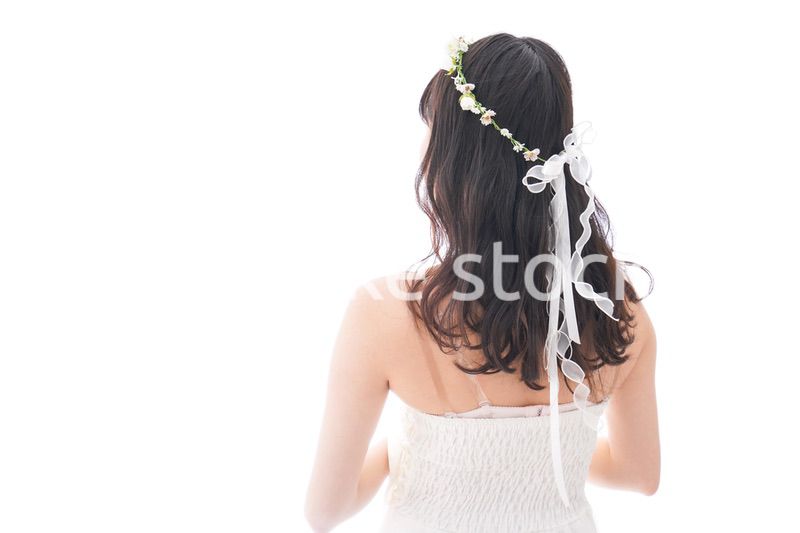 ドレスを着た笑顔の花嫁