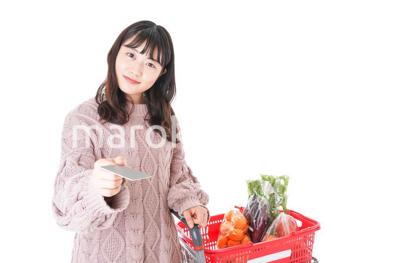 スーパーでキャッシュレス決済をする若い女性