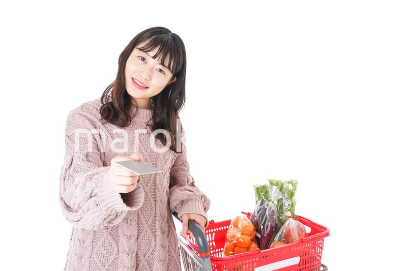 スーパーでキャッシュレス決済をする若い女性
