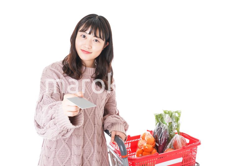 スーパーでキャッシュレス決済をする若い女性