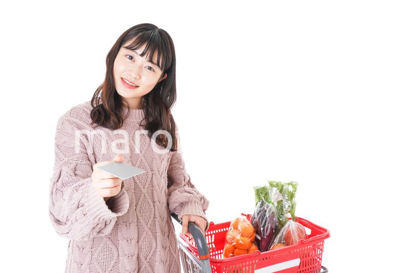 スーパーでキャッシュレス決済をする若い女性