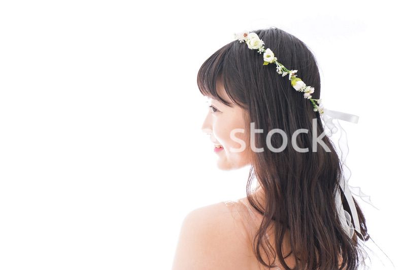 ドレスを着た笑顔の花嫁