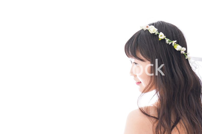 ドレスを着た笑顔の花嫁