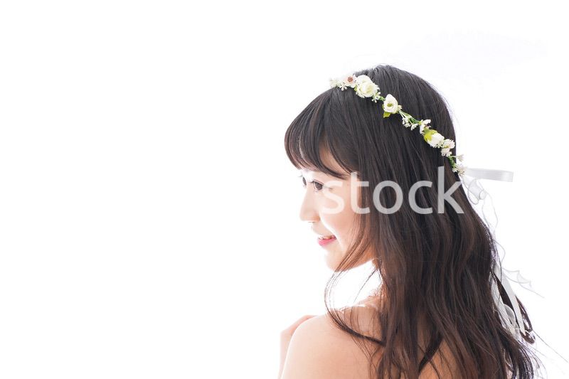 ドレスを着た笑顔の花嫁