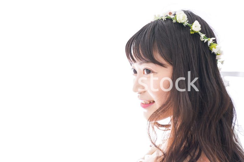 ドレスを着た笑顔の花嫁