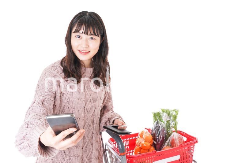 スーパーでキャッシュレス決済をする若い女性