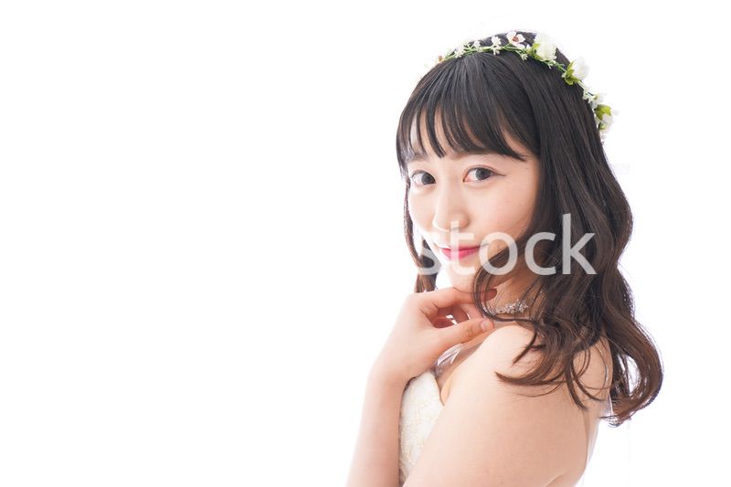 ドレスを着た笑顔の花嫁